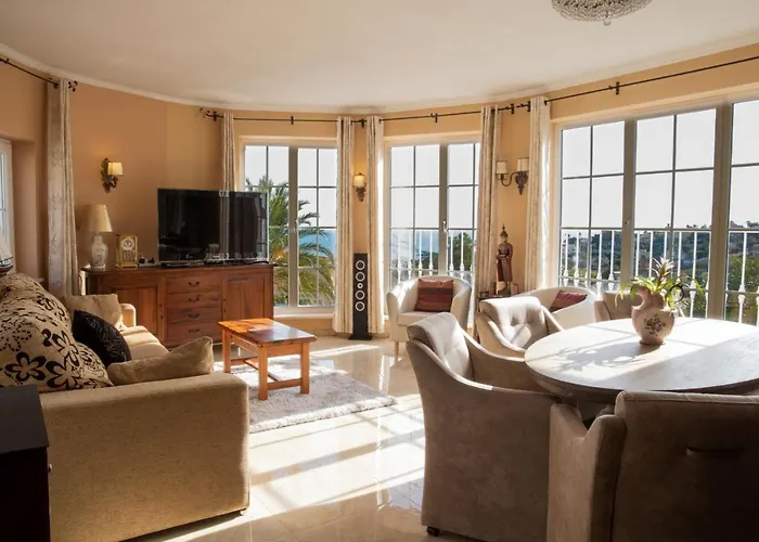 ヴィラ Belucra,10p,seaview,jacuzzi,pool